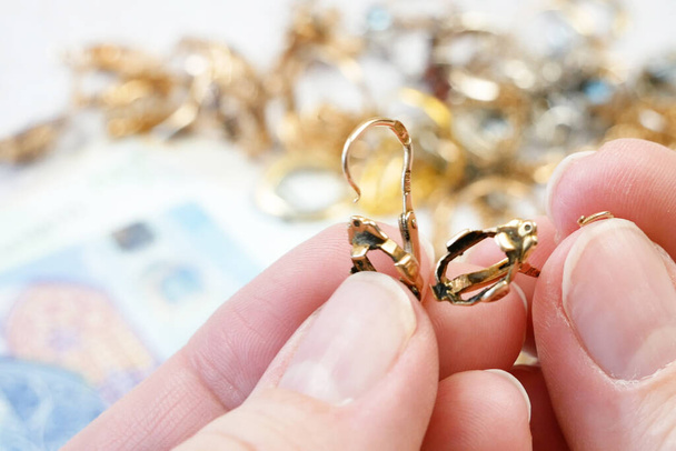 bijoux ferraille d'or et d'argent et d'argent, bijoutier concept prêteur sur gages regardant les bijoux à travers loupe, inspecter et vérifier - Photo, image