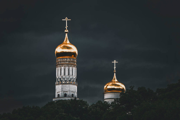 Mistyczny Kościół chrześcijański na ciemnym tle niebios. Iwan Wielka dzwonnica w Moskwie - Zdjęcie, obraz