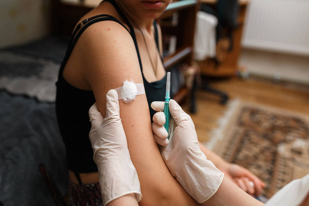 Девушка с гипсом на плече от инъекции. - Фото, изображение