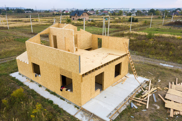 新しく、現代的なモジュール式の家の建設。内部発泡スチロール断熱材と複合木製のシップパネルから作られた壁。エネルギー効率の良い住宅コンセプトの新しいフレームを構築する. - 写真・画像