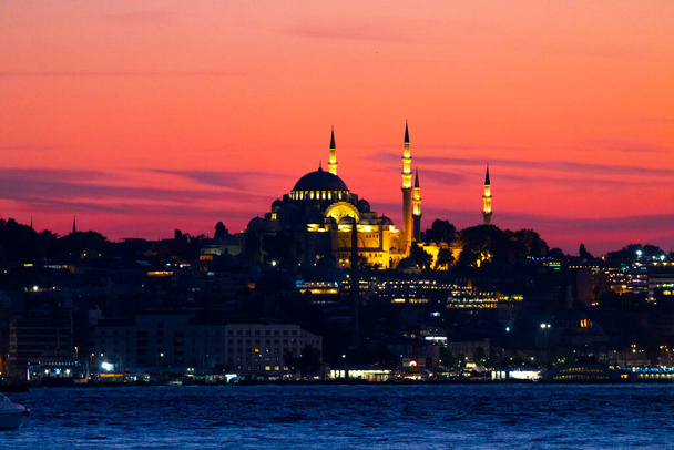 Istanbul stad en zonsondergang, de mooiste uitzichttorenMaiden 's Tower, Nieuwe Moskee, Blauwe Moskee, Hagia Sophia, oude klok, topkapi paleis, de mooiste uitzichten op Istanbul en zonsondergang - Foto, afbeelding