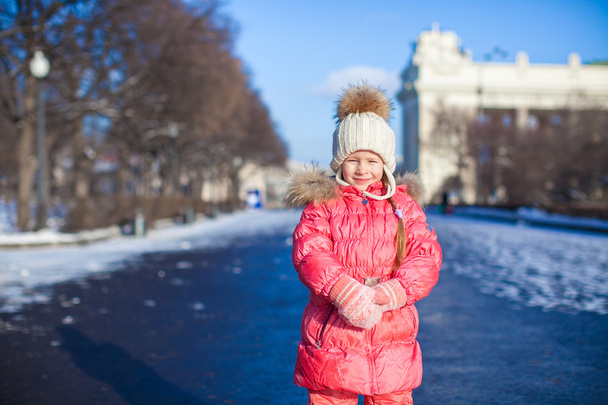 Adorable little girl outdoor in the park on a winter day - Foto, immagini