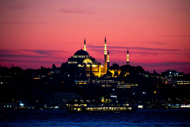 Istambul cidade e pôr do sol, as mais belas vistasTorre da Donzela, Nova Mesquita, Mesquita Azul, Santa Sofia, relógio velho, palácio topkapi, as mais belas vistas de Istambul e pôr do sol
 - Foto, Imagem