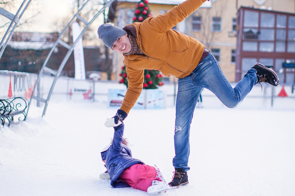 apa és lánya korcsolyát, a téli korcsolyázás. - Fotó, kép