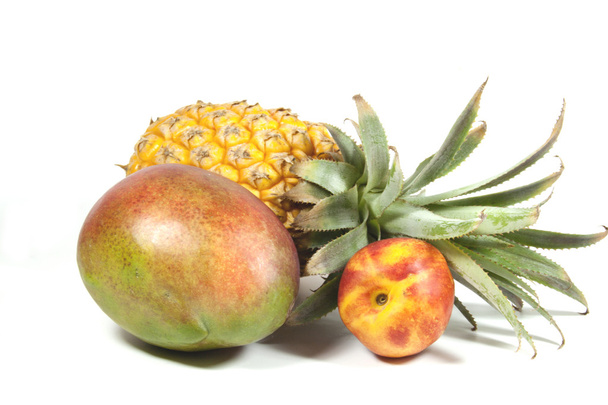 ananas nektarinek a zralé tropické mango na bílém pozadí - Fotografie, Obrázek