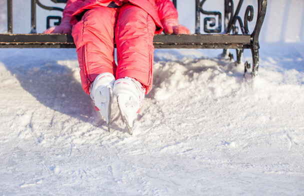 Fechar as pernas do patinador em pé na pista de gelo de inverno
 - Foto, Imagem