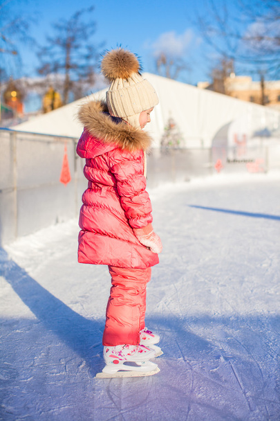 アイス スケート リンクの上でスケートのかわいい女の子 - 写真・画像