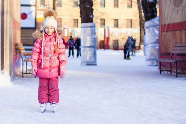 αξιολάτρευτο ευτυχισμένη κοριτσάκι να απολαύσετε πατινάζ στο παγοδρόμιο- - Φωτογραφία, εικόνα