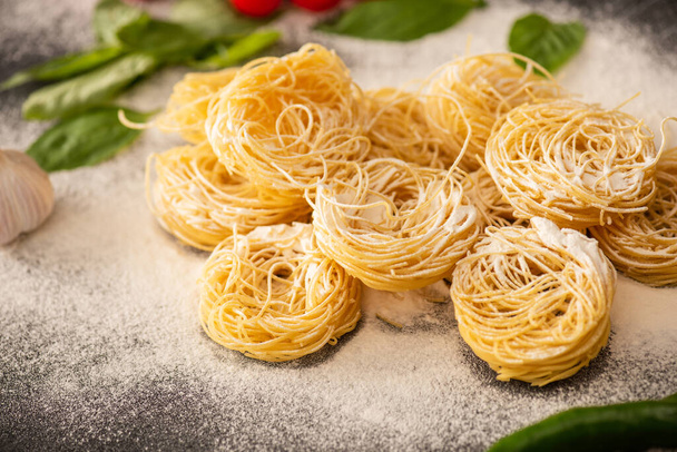 raaka Italian Capellini jauhoja ja mustapippuria - Valokuva, kuva