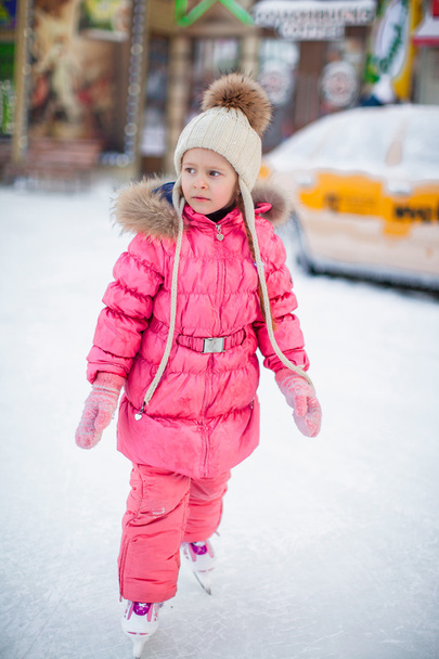 imádnivaló boldog kis lány élvezi, korcsolyapálya, korcsolyázás - Fotó, kép