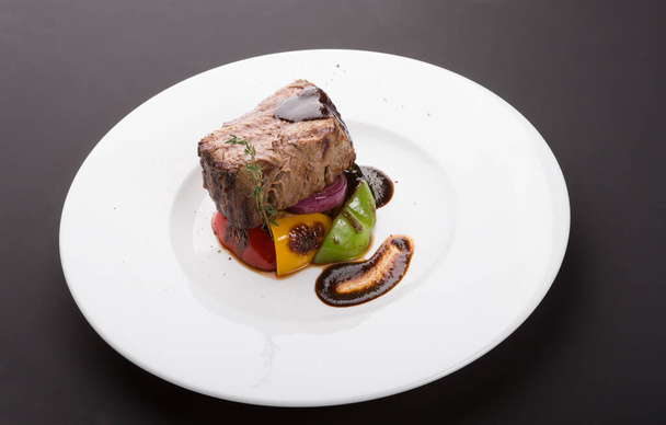 Prepared fillet mignon steak with grilled vegetables - Foto, imagen