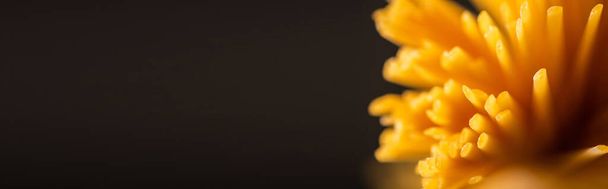close up view of uncooked Italian spaghetti isolated on black, panoramic shot - Foto, Imagen