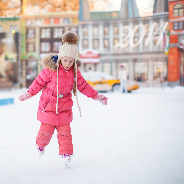 imádnivaló boldog kis lány élvezi, korcsolyapálya, korcsolyázás - Fotó, kép