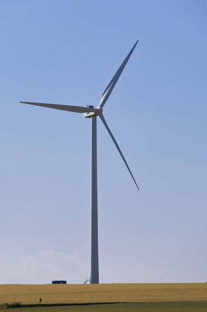 Windkraftanlage inmitten eines Weizenfeldes. - Foto, Bild