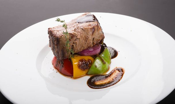 Prepared fillet mignon steak with grilled vegetables - Фото, изображение