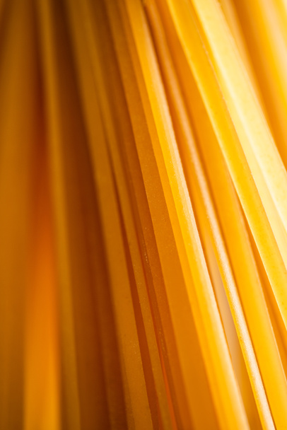 z bliska widok niegotowanego włoskiego spaghetti - Zdjęcie, obraz