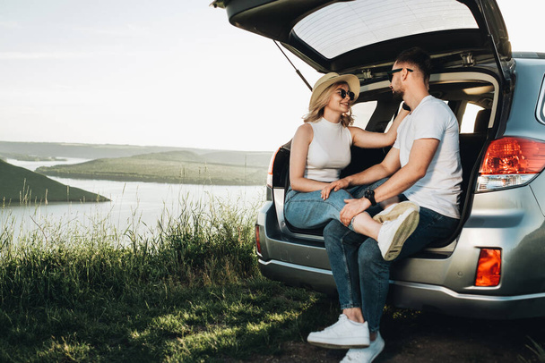 Mies ja nainen rentouttava sisällä auton runko nauttia viikonlopun road trip, matka ja seikkailu käsite - Valokuva, kuva