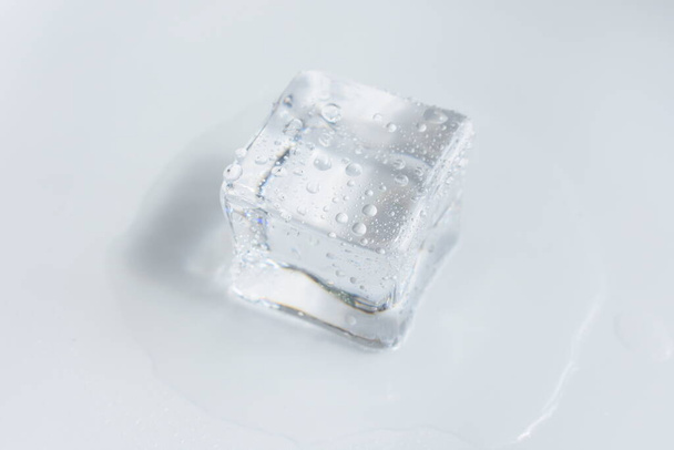 Průhledné kostky ledu izolované v šedé barvě, bílé pozadí, krystal - Fotografie, Obrázek