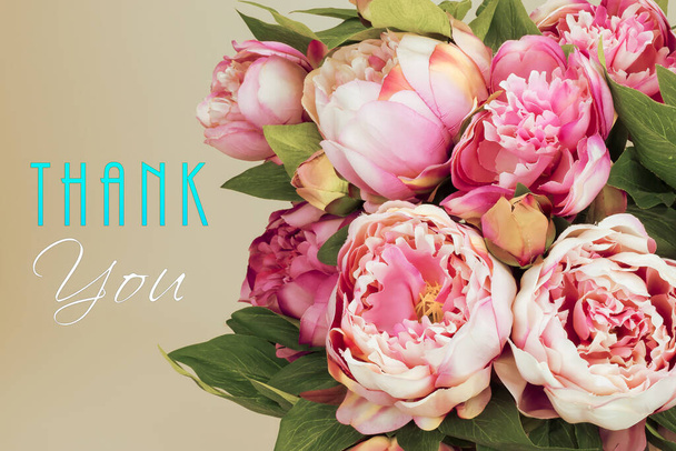 Dank u kaart met roze pioenroos bloemen. Administratief concept voor de vrije dag. - Foto, afbeelding