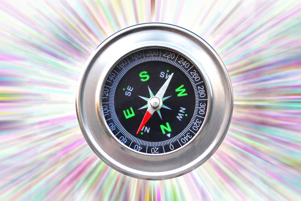 Круглый компас на абстрактном фоне как символ туризма с компасом, путешествия с компасом и активного отдыха с компасом - Фото, изображение