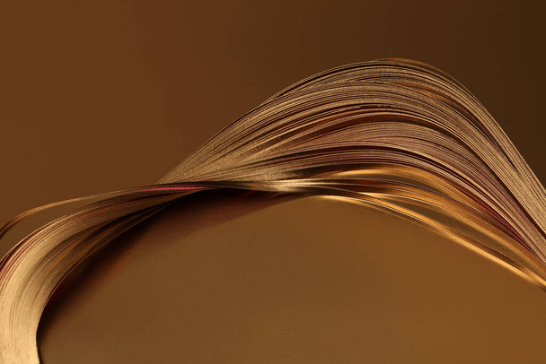 Abstract backgound. Gold (bronze) wave on brown. - Fotografie, Obrázek