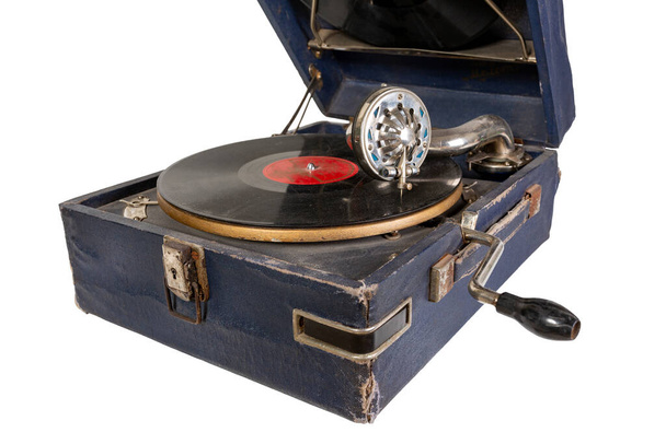 Tragbares aufziehbares Grammophon. Phonograph mit Kurbel. Altes Grammophon mit Plattenschallplatte auf weißem Hintergrund. Nahaufnahme - Foto, Bild