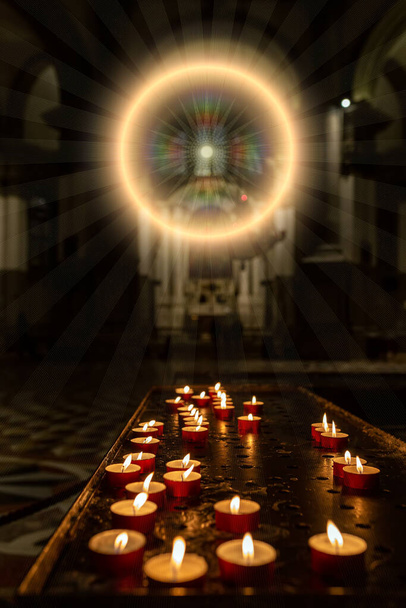 O conceito de ocultismo astrologia mágica. Um círculo mágico brilha por dentro, do qual emanam raios de luz. Velas estão queimando em uma igreja escura
. - Foto, Imagem