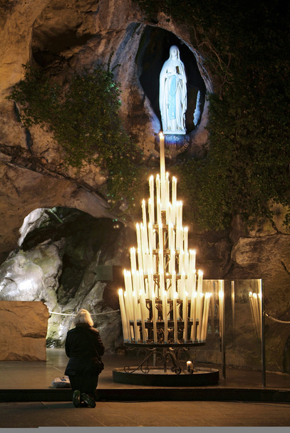 Lourdes, Francia, di notte
 - Foto, immagini