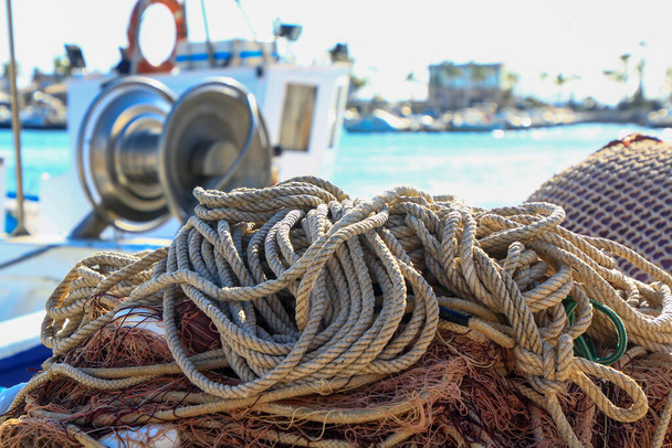 δίχτυα, τροχαλίες και μηχανήματα αλιευτικών σκαφών - Φωτογραφία, εικόνα