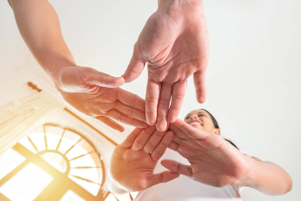 Руки, приєднані в колі, що тримає символ боротьби з раком молочної залози на білому тлі
 - Фото, зображення