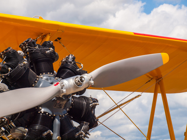 Aeronave de hélice amarela
 - Foto, Imagem