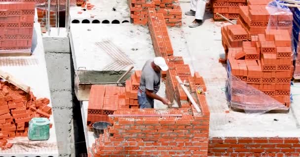 De bouwer op de bouw van een hoogbouw en controleert de kwaliteit van het werk - Video