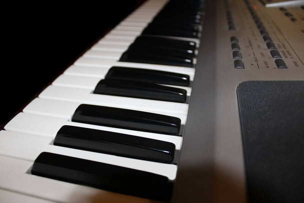 Nouveau clavier moderne pour orgue à tuyaux vue de côté. Instrument électronique simple gros plan. Musique concert fond - Photo, image