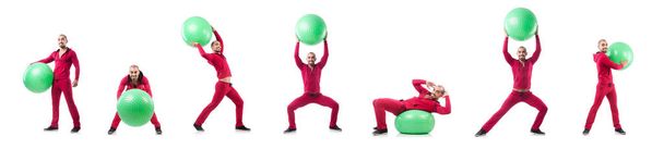 Man met Zwitserse bal doet oefeningen op wit - Foto, afbeelding