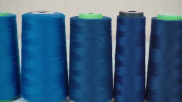 Images de bobines bleues de fils dans l'atelier - Séquence, vidéo