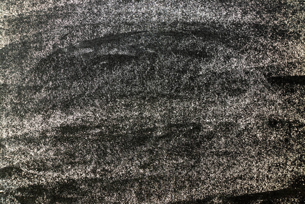 Grunge craie de couleur blanche texturée sur fond de tableau noir vierge avec espace de copie - Photo, image