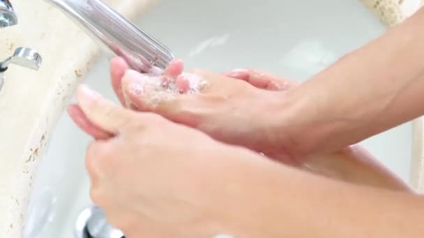 Μητέρα πλύσιμο παιδιών χέρια στο σπίτι - Πλάνα, βίντεο