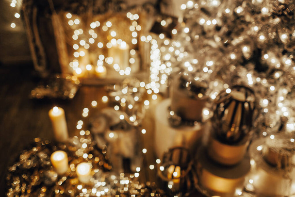 Design de interiores quarto desfocado, árvore de Natal decorada com luzes, vivendo room.magic no ano novo - Foto, Imagem