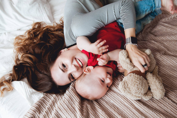 šťastná matka a chlapeček na posteli doma - Fotografie, Obrázek