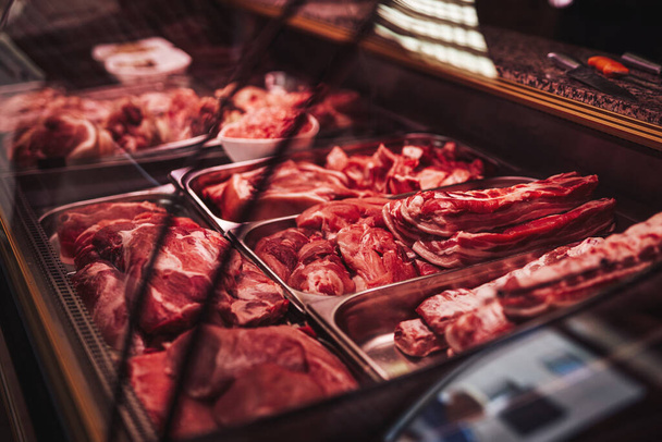 Mercados de carne geladeira com diferentes produtos à base de carne
 - Foto, Imagem