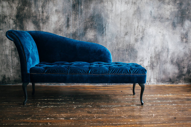 Velvet turquoise sofa on the background of a grunge wall - Foto, imagen
