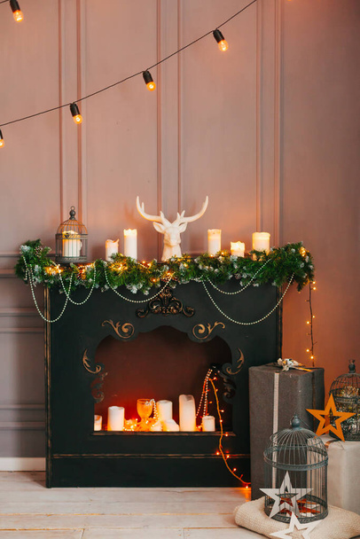 belo interior de Natal com lareira e velas - Foto, Imagem