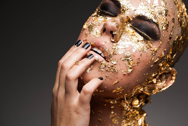 retrato de mulher ousada e nua com elementos de ouro  - Foto, Imagem
