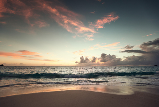 Sunset on Seychelles beach - Foto, afbeelding