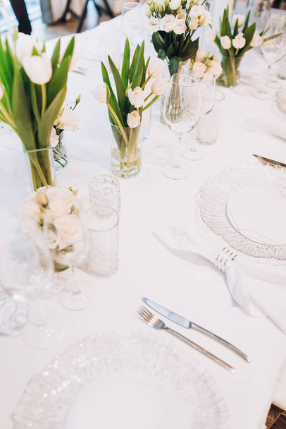 detailní záběr bílých květin na svatební stůl - Fotografie, Obrázek