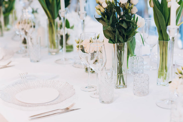 крупним планом білі квіти на весільному столі
 - Фото, зображення