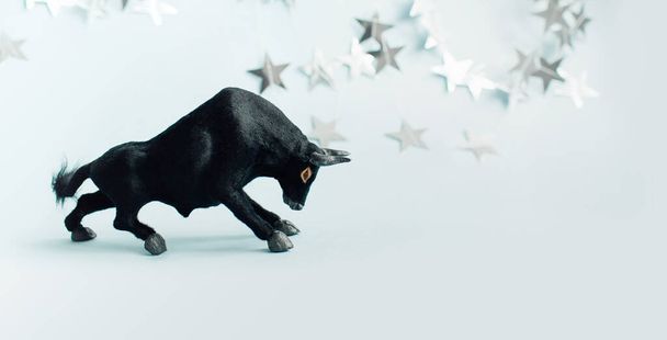 taureau noir sur fond bleu, symbole de la nouvelle année 2021, bannière carte de vœux - Photo, image