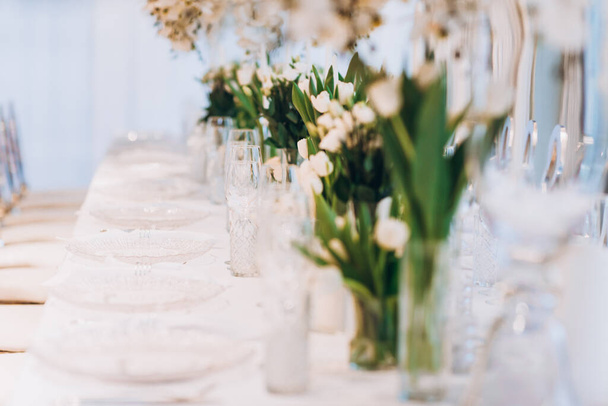 closeup of white flowers on wedding table - Foto, immagini