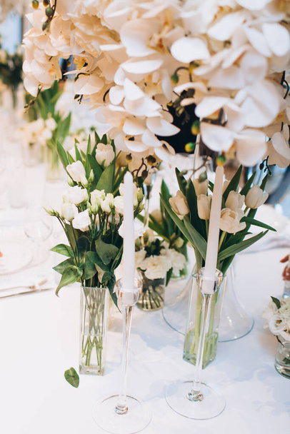 closeup of white flowers on wedding table - Foto, Imagem