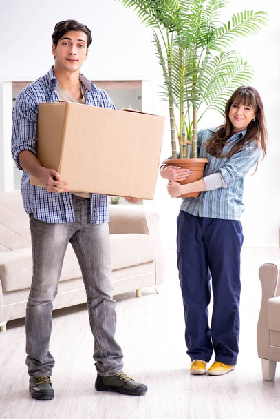Família jovem se mudando para novo apartamento depois de pagar hipoteca - Foto, Imagem